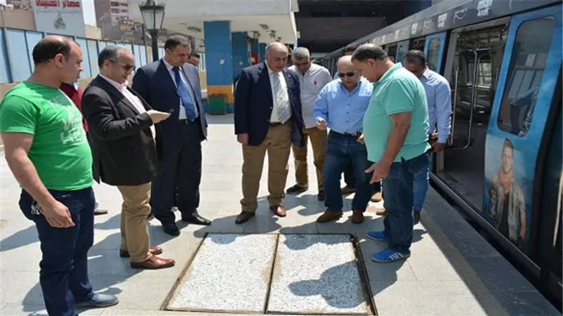 رئيس المترو والعضو المنتدب يتفقدان عدد من محطات مترو الأنفاق