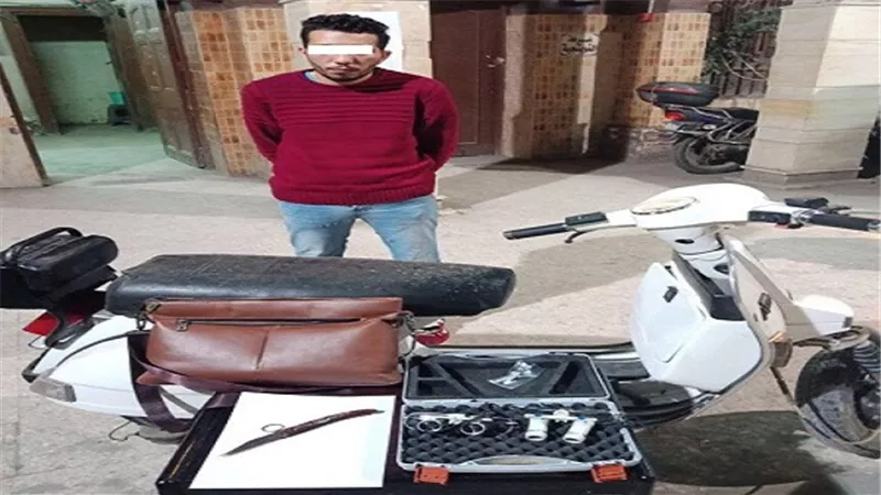 ضبط شخص تخصص فى خطف حقائب المواطنين بالطريق العام