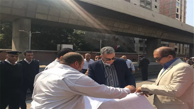 بالصور.. وزير النقل في جولة تفقدية مفاجئة لمحطة الجيزة للسكك الحديدية 