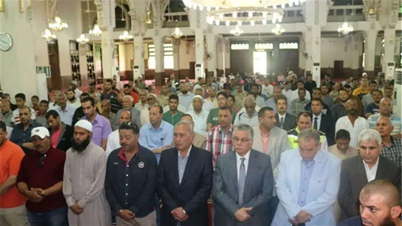 الاف السوايسة يشيعون جثمان شهيد العمليات الارهابية فى سيناء
