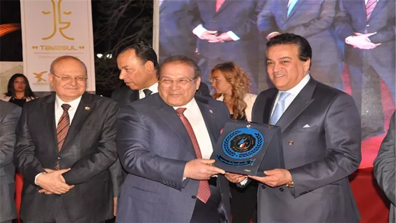 بالصور.. عبد الغفار يُكرم د. حسن راتب  في افتتاح مركز اعداد القادة بحلوان