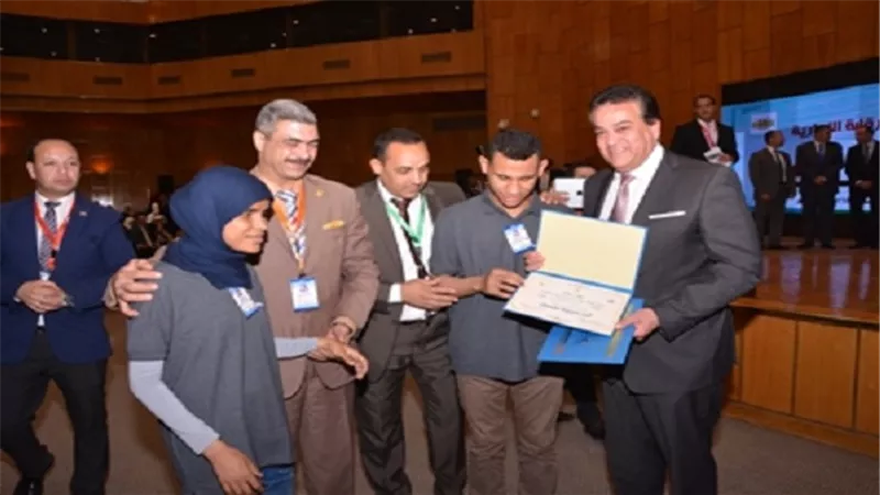 عبد الغفار يشهد الحفل الختامي لبرنامج التوعية بالميثاق الأخلاقي لطالب الجامعة بجامعة أسيوط