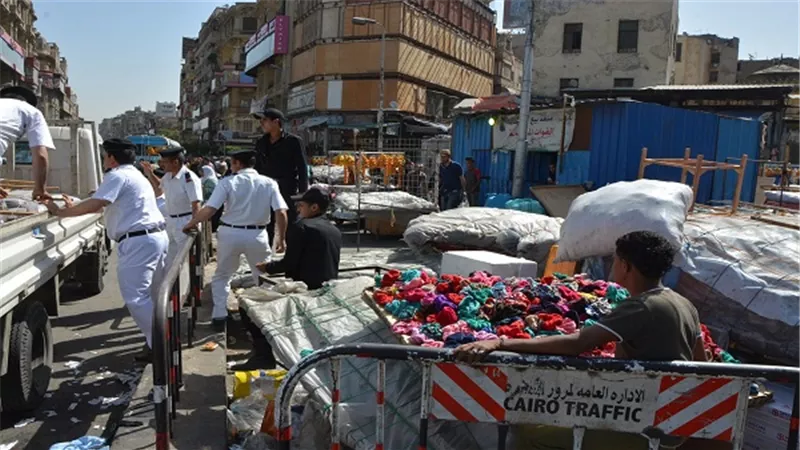 تطهير ميدان العتبة من الباعة الجائلين