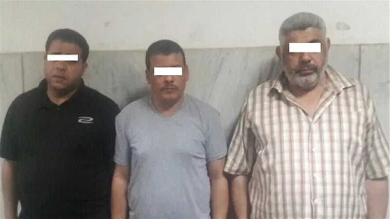 ضبط ثلاثة أشخاص حال قيامهم بترويج العملات الأجنبية المقلدة 