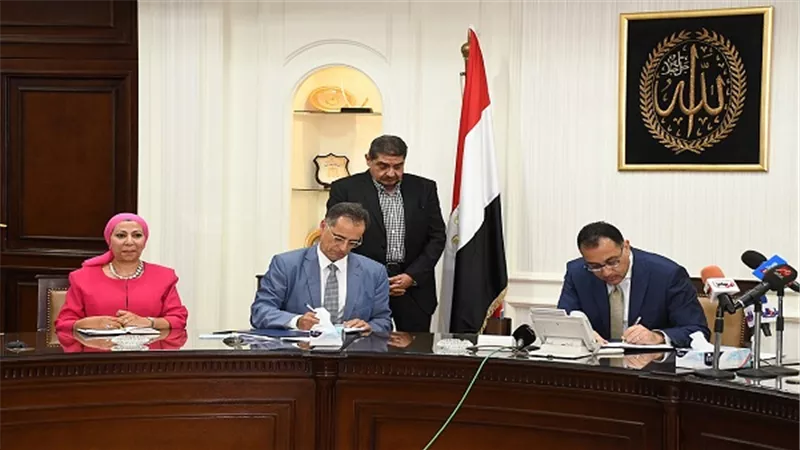 وزير الإسكان والسفير السويسري بالقاهرة يوقعان اتفاقية 