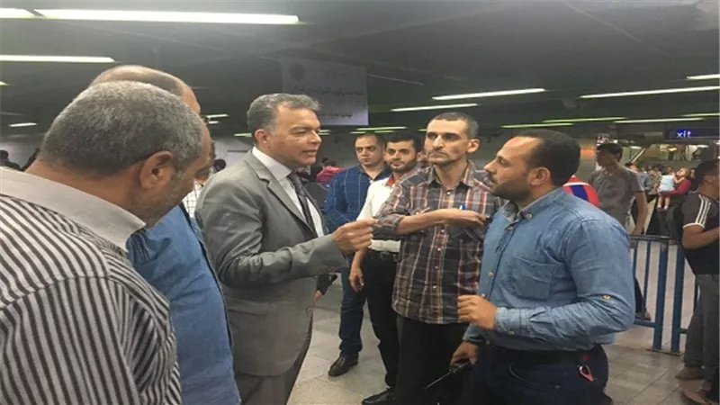  وزير النقل في جولة تفقدية مفاجئة لعدد من محطات الخطين الثاني والثالث للمترو