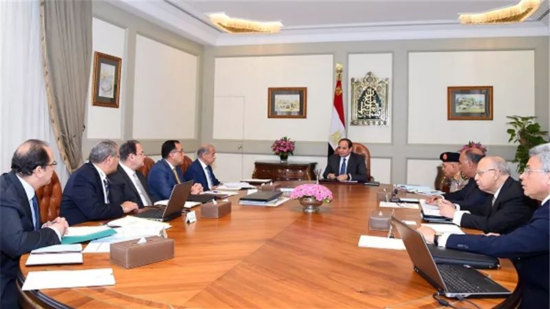 السيسي يجتمع مع رئيس الوزراء وعدد من الوزراء وكبار المسئولين