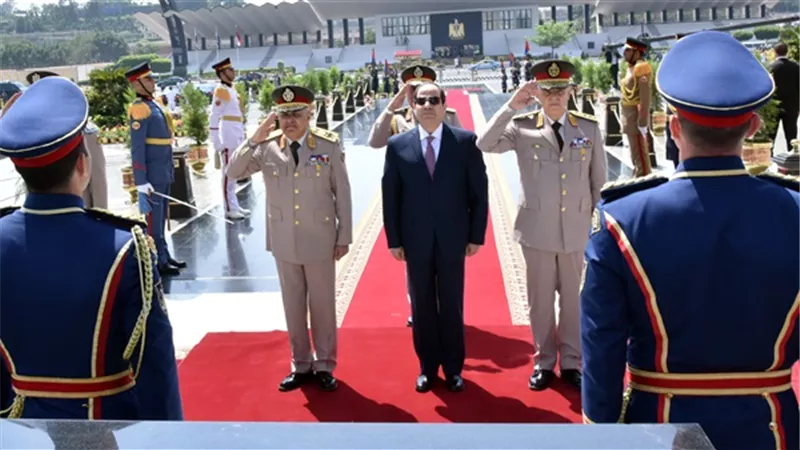 الرئيس عبد الفتاح السيسى  يضع أكليل من الزهور على قبر الجندي المجهول بمناسبة الذكري 36 لتحرير سيناء  