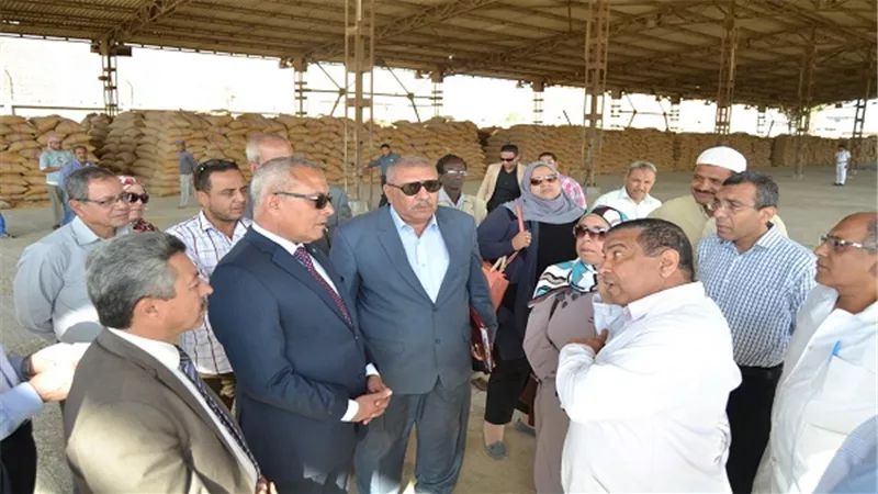 بالصور .. محافظ السويس فى جولة تفقدية لمطاحن شرق الدلتا بالمحافظة