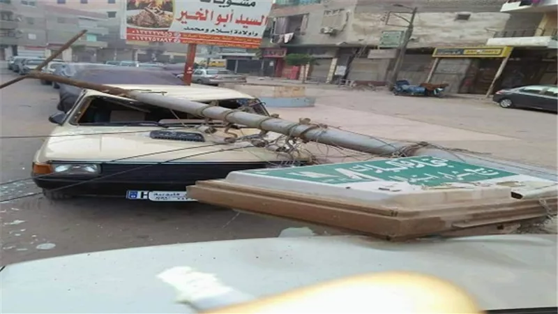 سقوط عمود إنارة يثير غضب أهالي طوخ بالقليوبية