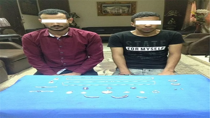 ضبط شخصين قاما بسرقة عدد من المشغولات الذهبية