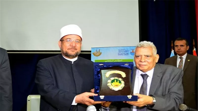 درع رابطة الجامعات الإسلامية تكريما لوزير الأوقاف