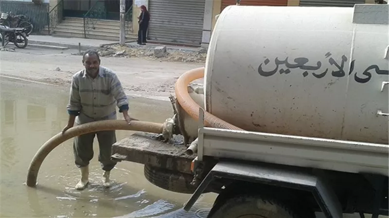 بالصور.. استمرار اعمال كسح مياه الامطارمن شوارع السويس