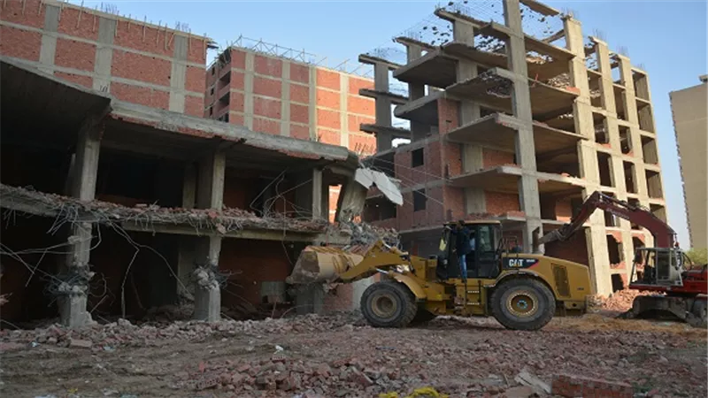 التنمية المحلية: تنفيذ قرارات الإزالة الصادرة لعقارات مخالفة بحي دار السلام 