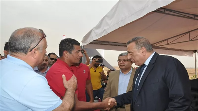 محافظ الجيزة يشاهد مهرجان للمظلات والرياضات الجوية أمام أهرامات الجيزة