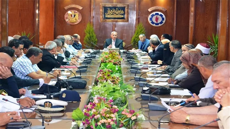 دخول الانترنت لـ 28 مدرسة فى السويس.. وتوفير السلع الغذائية استعدادا لرمضان