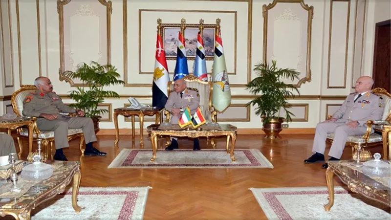 وزير الدفاع والانتاج الحربي ورئيس أركان حرب القوات المسلحة يلتقيان رئيس الأركان العامة للجيش الكويتي