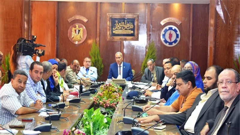 وزير التنمية المحلية  يتابع أخبار السيول  بمحافظة السويس