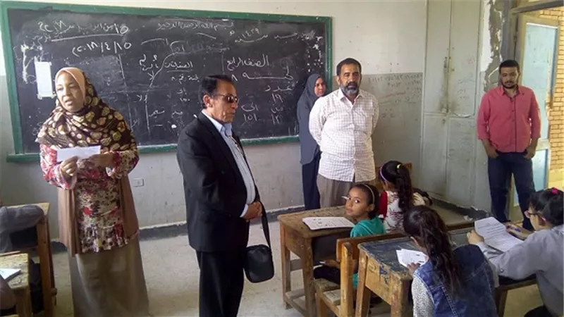 بالصور.. وكيل تعليم السويس يتفقد لجان الامتحانات ويوجه باعادة النظر فى أسئلة الإنجليزى