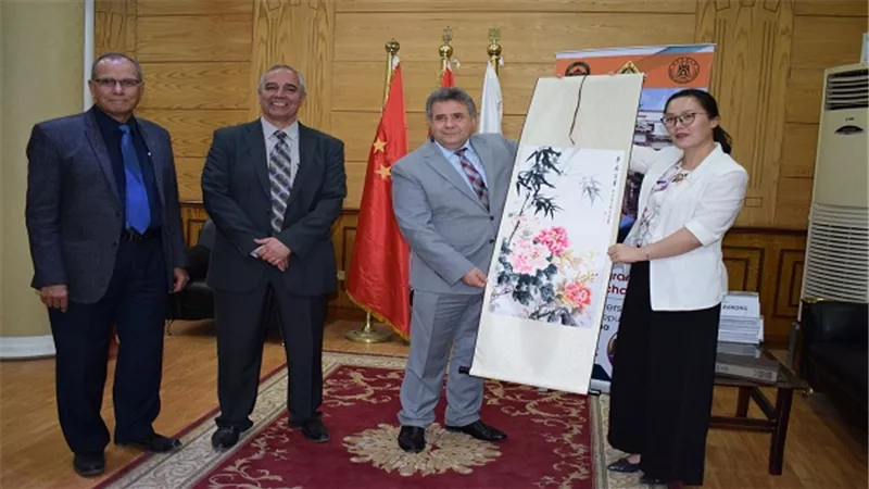 رئيس جامعة بنها يستقبل وفداً من الطلاب الصينين