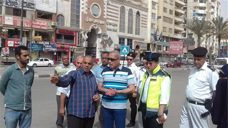 بالصور.. محافظ السويس يغلق 4 مقاهى وكافتيريات خلال جولتة التفقدية لشوارع المحافظة