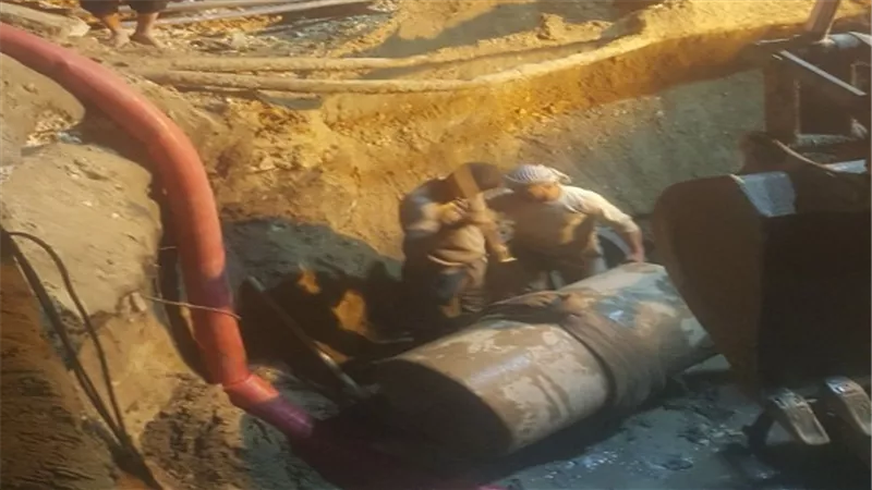 بالصور.. الإنتهاء من إصلاح عطل إنقطاع المياه بالخانكة