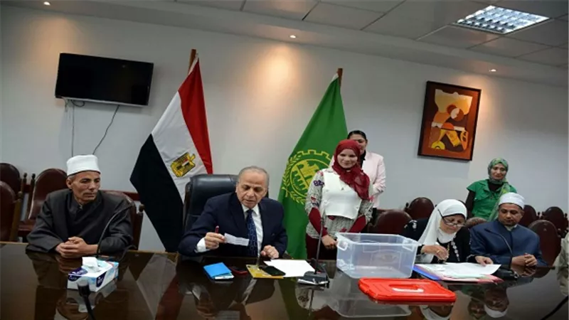 محافظ القليوبية يجري قرعة حج الجمعيات الأهلية 