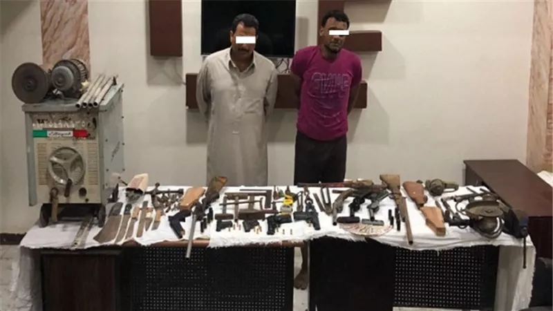 ضبط شخصين لقيامهما بإدارة ورشة لتصنيع وإصلاح الأسلحة النارية والإتجار فيها وبحوزتهما 9 قطع سلاح نارى 