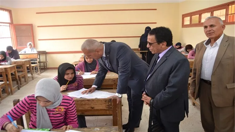 بالصور.. محافظ السويس يتفقد لجان امتحانات الشهادة الأعدادية