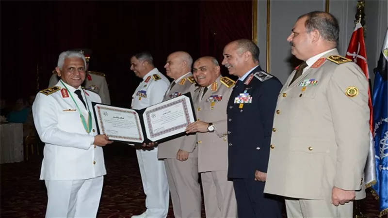 وزير الدفاع والإنتاج الحربى  يكرم القادة المحالين للتقاعد