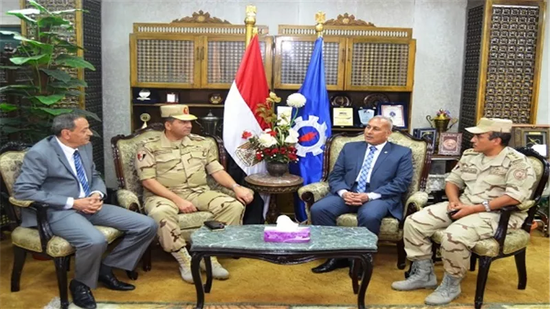 بالصور.. محافظ السويس ورئيس اركان قوات الدفاع الشعبي يشهدون مشروعا عمليا لمجابهة الازمات
