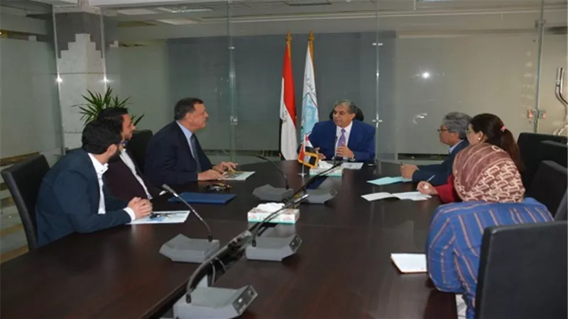 فهمي يلتقي طلاب كلية هندسة إحدى الجامعات المصرية لاستعراض إبتكارتهم لخدمة المجتمع