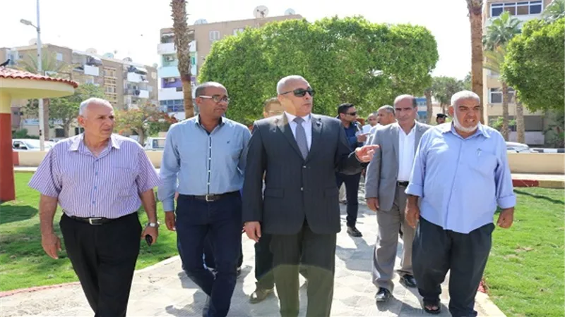 بالصور.. المحافظ  يتفقد الحدائق العامة بعد تطويرها بحي السويس