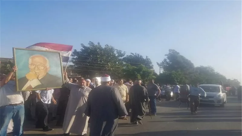 بالصور .. المئات يحتشدون إنتظارا لوصول جثمان خالد محي الدين