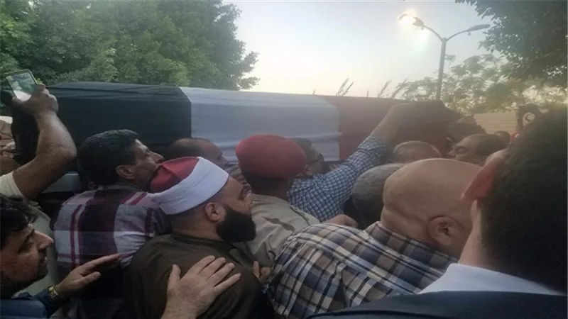 بالصور .. وصول جثمان الراحل 