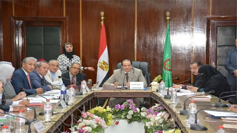 الشعراوي.. اجتماع مع الجهاز التنفيذي بالمحافظة أثناء اللقاء المفتوح الأسبوعي للمواطنين
