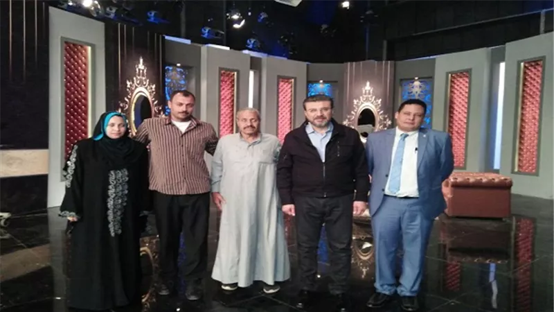 الجمعة.. عمرو الليثى ينجح فى انهاء خصومة بين اب وابنه ببرنامج واحد من الناس 