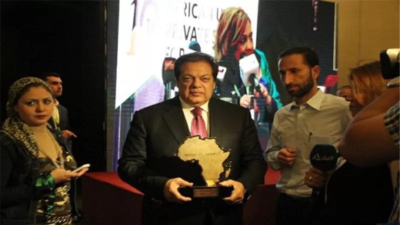 بالصور.. ابوالعينين يفوز بجائزة أفضل صانع بقارة أفريقيا