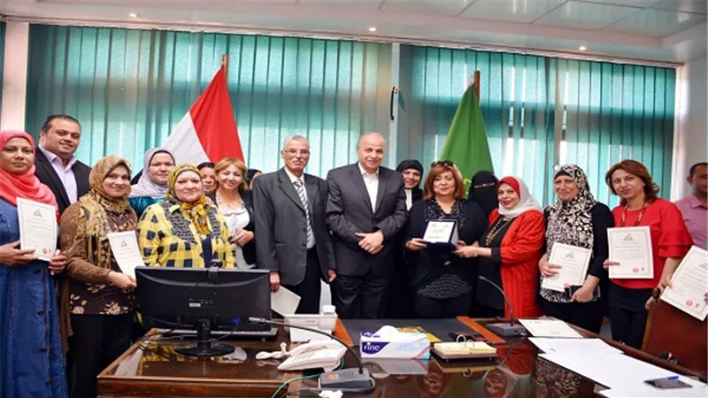 محافظ القليوبية يكرم عدد من السيدات الحاصلين على وثيقة آمان