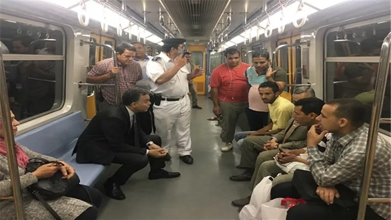 وزير النقل في جولة مفاجئة بالخط الثالث للمترو