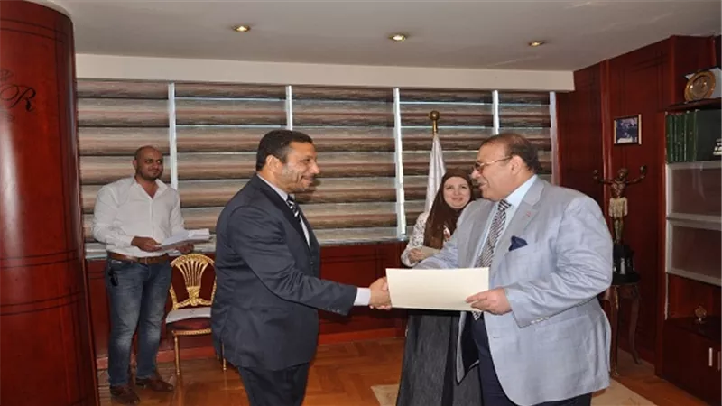 الدكتور حسن راتب يسلم شهادات إتمام دورة أكاديمية المياة العربية 