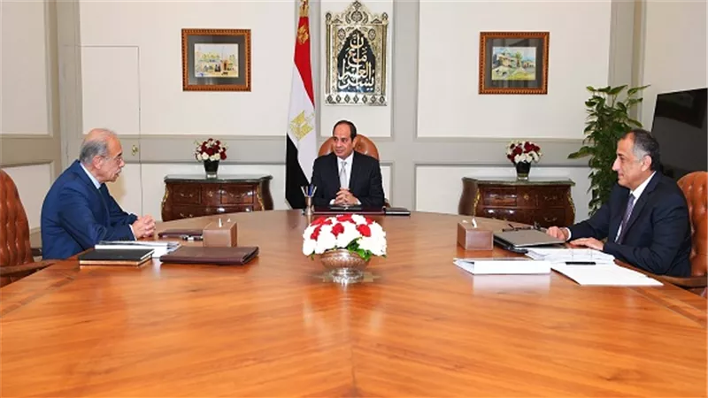 السيسي يعقد اجتماعاً مع رئيس مجلس الوزراء ومحافظ البنك المركزي