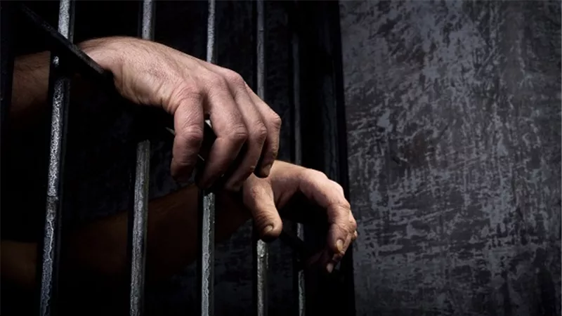 نيابة السويس تجدد حبس احد الطلاب 15 يوما لاتهامه بحيازة سلاح نارى ومخدرات