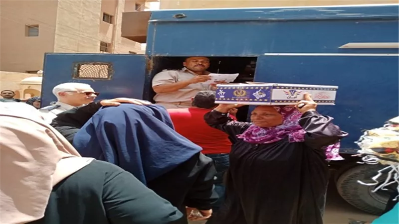 بالصور.. أمن القليوبية يوزع 5 آلاف كرتونة من السلع الغذائية علي مواطني بنها وكفر شكر