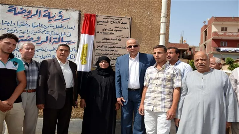 بالصور.. محافظ القليوبية يشهد رفع لافته الشهيد رمضان حمدان على مدرسة 
