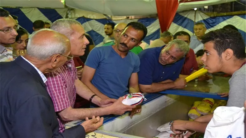  بالصور.. محافظ السويس يخفض بنفسه أسعار السلع الغذائية بمعرض أهلاً رمضان