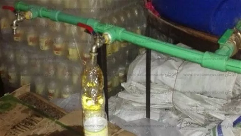 ضبط مصنع يروج زيت طعام مجهول المصدر بالقناطر