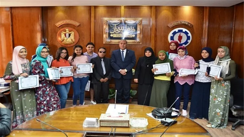 بالصور.. محافظ السويس  يكرم أوائل الشهادة الاعدادية