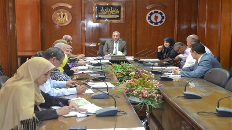  بالصور.. محافظ السويس يبحث مشاكل 22 مواطنا فى لقاؤه الجماهيرى الـ61