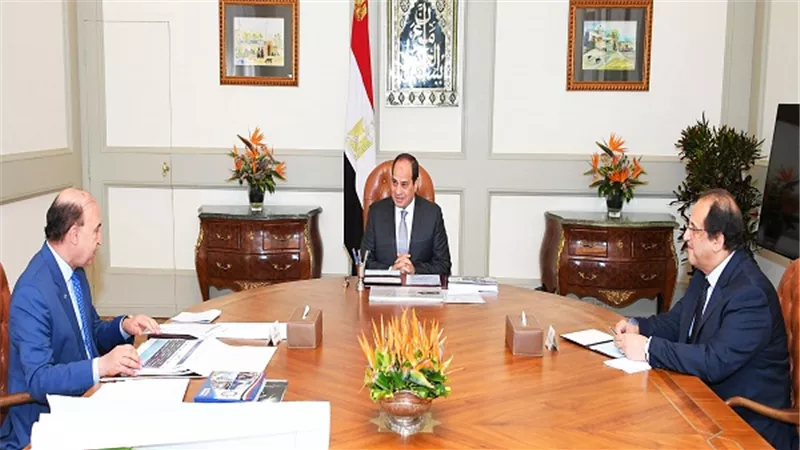 السيسي يجتمع مع رئيس هيئة قناة السويس